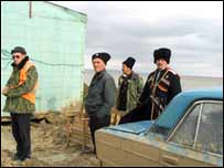 На дамбі з російського боку заставою стоять російські казаки