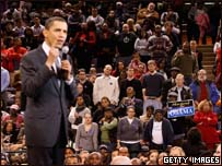 Barack Obama fazendo comício em Baltimore