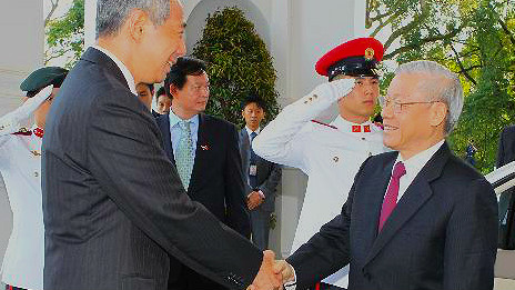 Thủ tướng Lý Hiển Long đón Tổng bí thư Nguyễn Phú Trọng (Ảnh: TTXVN)