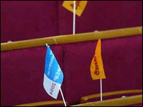 Прапори двох сил у Верховній Раді. Фото УНІАН