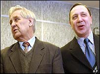 Anatoly Babkin (bên trái)