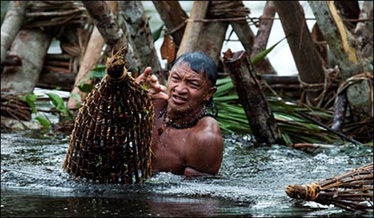 Indígenas de Brasil. Foto: © Daniel Beltra. Cortesía de The Prince’s Rainforests Project y Sony