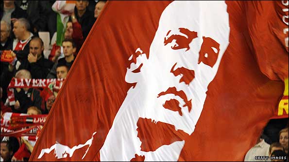 Liverpool fans hold up a giant Rafa Benitez banner
