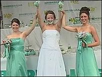 Stephanie Florio, vencedora, ao centro