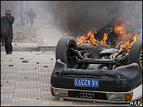 Một chiếc xe bốc cháy ở Lhasa hôm 14.03