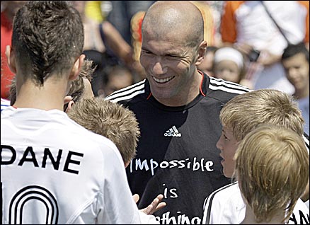 Zidane gives a masterclass to some children
