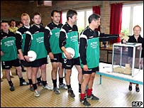 Cầu thủ bóng đá đi bỏ phiếu