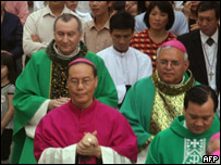 Đức ông Pietro Parolin và TGM Hà Nội Ngô Quang Kiệt trong một buổi lễ