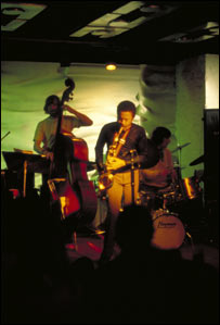 Grupo de jazz no palco do Ronnie Scott's, a casa de jazz mais famosa de Londres