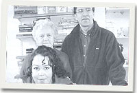 Hayley Pritchard yn y tu blaen gyda dau o'r gwirfoddolwyr, Pam a Rhydian.