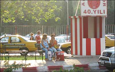 در انتظار اتوبوس