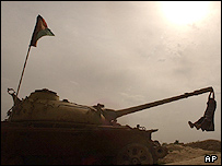 یک تانک از کارافتاده، با برچم افغانستان در کابل