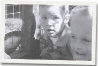 Y plant yn mwynhau yn y sŵ