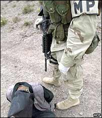 امریکی فوجی افغان قیدی کے ساتھ