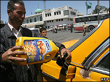 Lái xe taxi ở Gaza dùng dầu ăn để đổ nhiên liệu