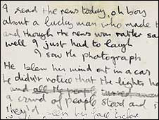 Folha de papel com letra de 'A Day in the Life', dos Beatles