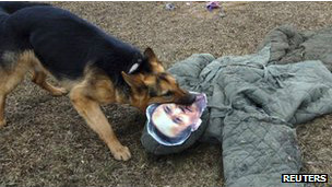 朝鲜宣传部门展示军犬攻击带有金宽镇脸部照片的人体模型