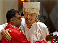 تونی فرناندز (چپ) و ریچارد برانسون