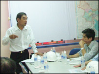 Ông Huỳnh Ngọc Sỹ (người đứng bên trái)