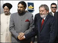 O presidente Luiz Inácio Lula da Silva é recebido pelo ministro indiano das Relações Exteriores, Anand Sharma, na base área de Palam, na Índia. Foto: Ricardo Stuckert/PR 