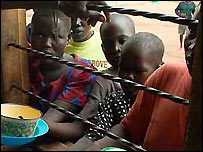 Rebeldes são acusados de cometer abusos contra crianças