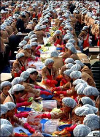 Coreanos fazem kimchi