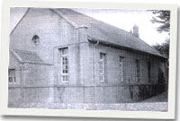 Capel y Llaethdy o gyfeiriad Mynydd Parys