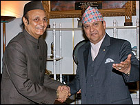 नरेश ज्ञानेंद्र भारतीय दूत कर्ण सिंह के साथ