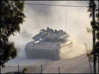 Tanque israelense durante a ofensiva ao norte da Faixa de Gaza