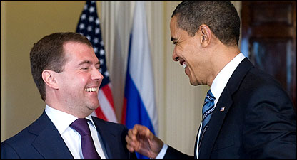 अमरीकी राष्ट्रपति बराक ओबामा और रूसी राष्ट्रपति मेदवेदेव