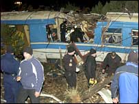 Equipes de resgate tentam tirar sobreviventes do trem em Montenegro