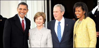 نئے صدر باراک اوباما اور ان کی اہلیہ مشیل اوباما سابق صدر جارج بش اور ان کی اہلیہ لورا بش
