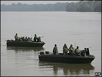 Militares colombianos em patrulha perto da fronteira com o Equador