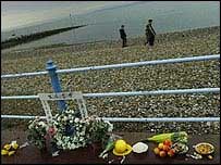 Altar feito para vítimas de naufrágio que matou 21 imigrantes ilegais no norte da Inglaterra neste ano.