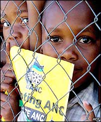 Crianças sul-africanas levam bandeira do CNA, o partido do governo