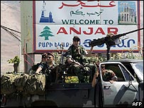 Soldados libaneses entram em Anjar, após retirada das forças da Síria