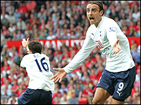Tottenham players demand a penalty