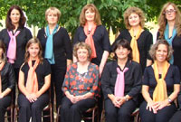 Edith MacDonald gyda rhai o aelodau'r cor