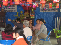 Dân khiếu kiện ở quận 9 tụ họp trong một quán cà phê 