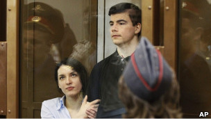 Евгения Хасис и Никита Тихонов, взявшись за руки, слушают приговор