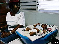 Người dân tìm chỗ trú ẩn trong nhà thờ để tránh bão