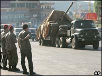 Soldados libaneses observam caminhão militar sírio deixando o Líbano