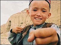 "بازی پسر بچه ای در ميان خرابه های بوداهای باميان" در نگاه اول يک فيلم "مستند" بنظر می رسد اما اين فيلم از حد يک "مستند سازی" فراتر رفته است