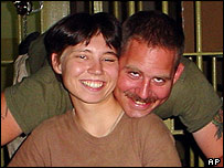 A recruta Lynndie England e o especialista Charles Graner