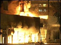 Paris'te yanan bir dükkan