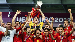 Casillas levanta otro título para España.