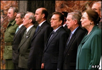 ویلما (اول راست) و فیدل کاسترو (اول چپ) همراه با مقامات ارشد کوبایی