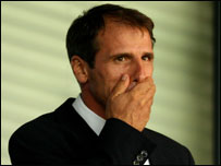 坐在看台上的左拉若有所思。