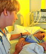 Britské zdravotní sestry se starají o pacienty ve větším měřítku než v ČR