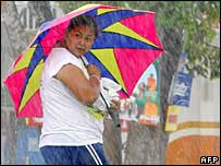 Morador de Balacar, no México, sentindo os efeitos do furacão Dean